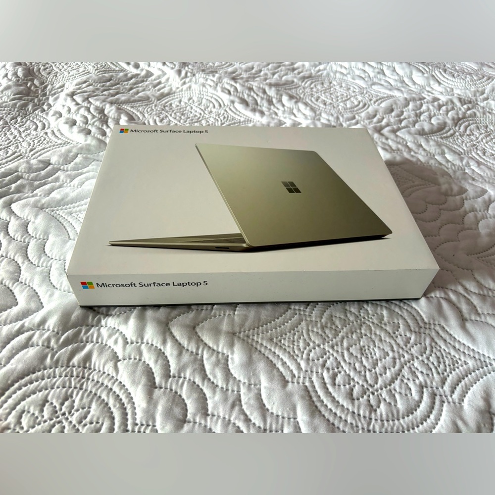 SURFACE LAPTOP 5 (un-used gift)